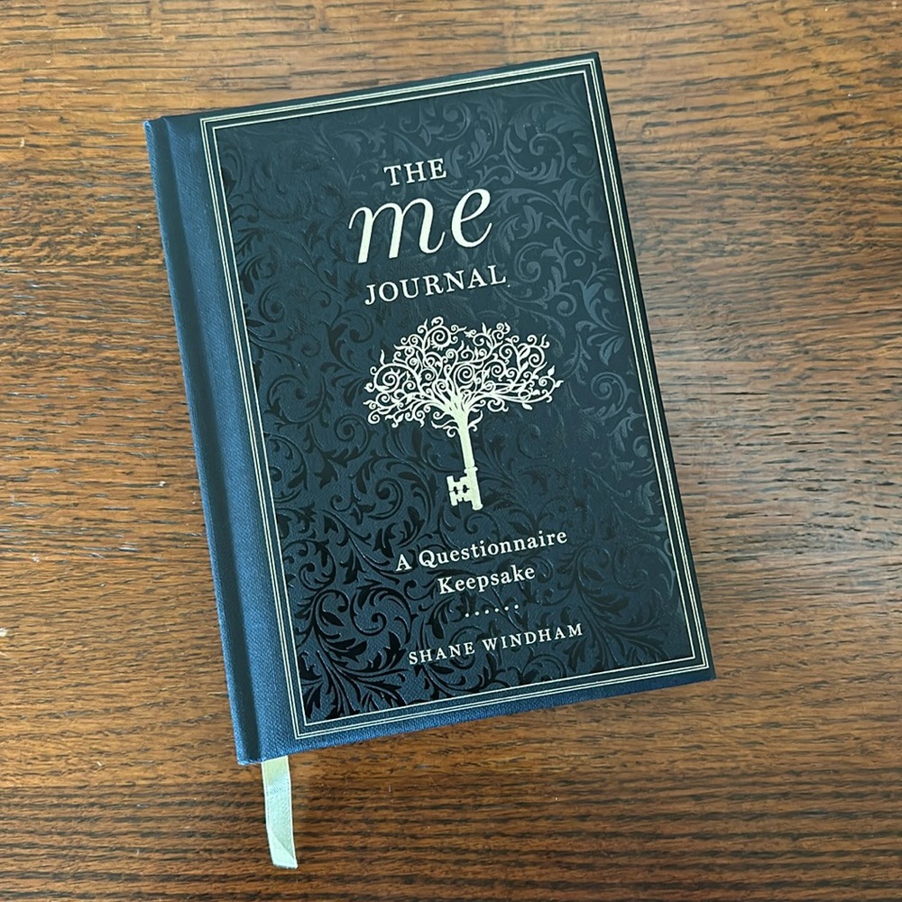 The Me Journal: A Questionnaire Keepsake (Fall River Press, New York 2016)